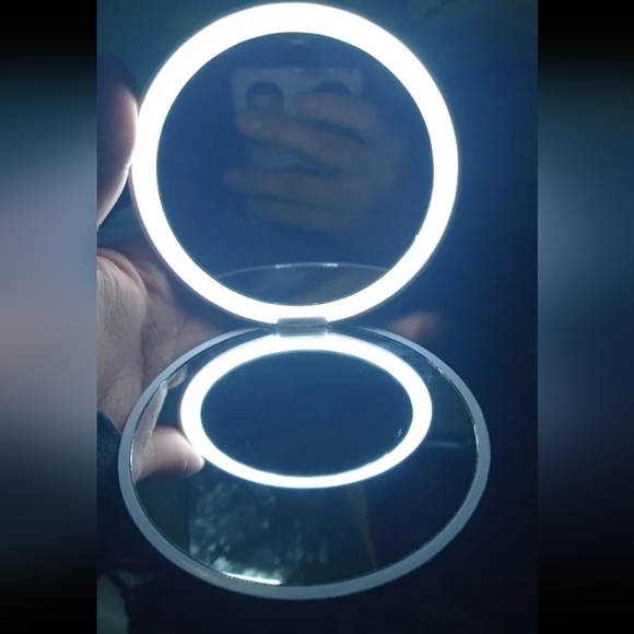 🆕 Rechargeable LED Makeup Compact 🪞🪞🪞 - Picture 3 of 10